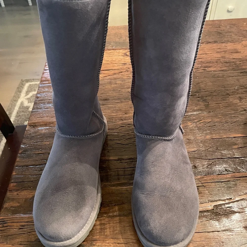 UGG Women’s Tall Boots
Size 9 M
Color Gray - Picture 1 of 6